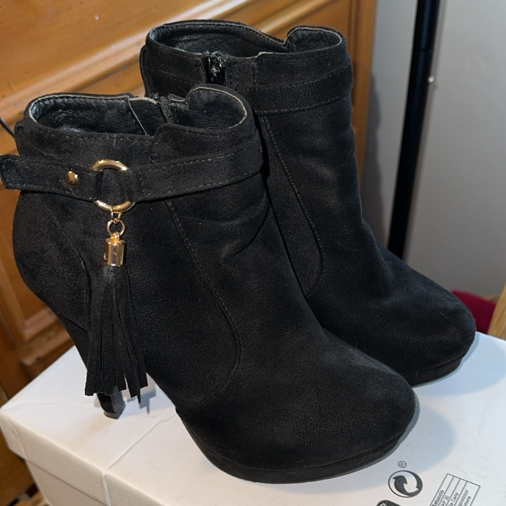Black suede heels
